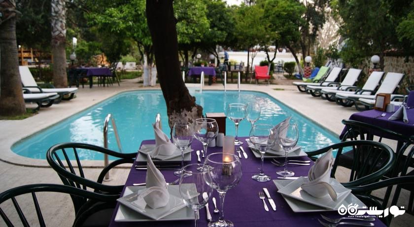 نمای رستوران کنار استخر